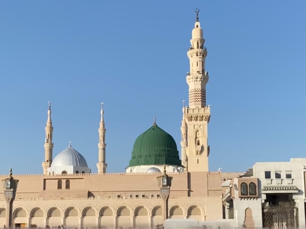Mubarak Travels group photograph in Madinah