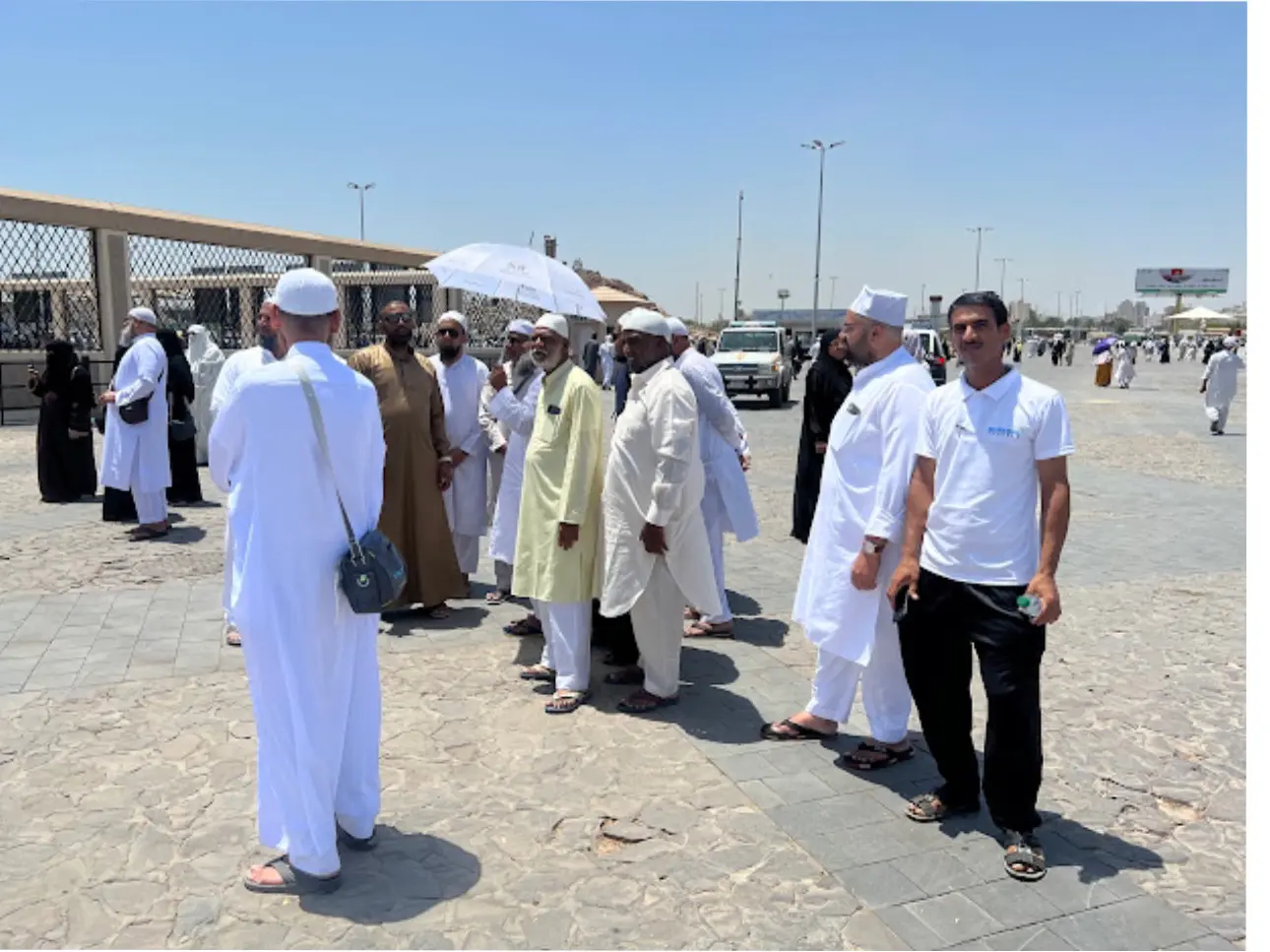 Mubarak Travels representative assisting a pilgrim